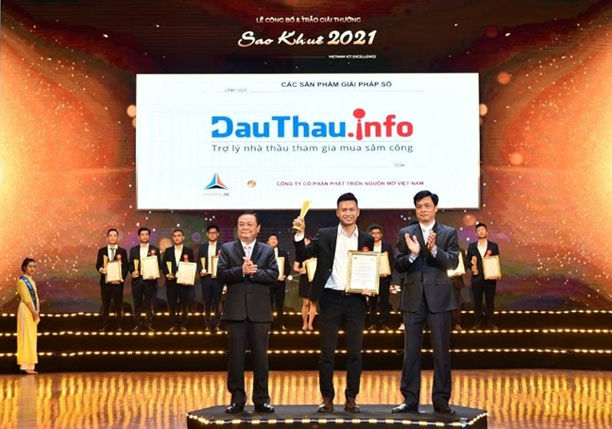 Ông Phạm Đức Tiến - CMO công ty cổ phần phát triển nguồn mở Việt Nam nhận giải thưởng Sao Khuê 2021 cho phần mềm DauThau.info