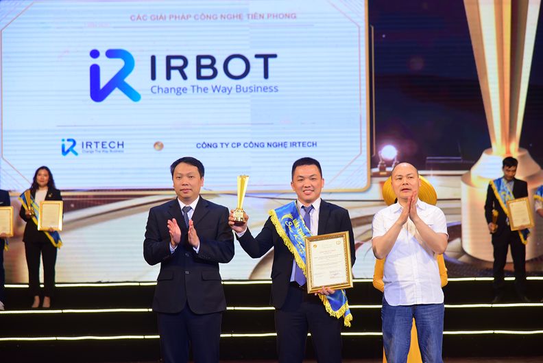 Ông Tạ Ngọc Thiên Bình đại diện IRBOT nhận giải công nghệ tiên phong tại Sao Khuê 2022