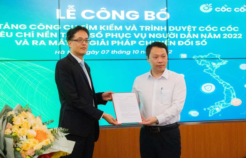 Thứ trưởng Nguyễn Huy Dũng đại diện Bộ TT&TT trao quyết định cho Cốc Cốc