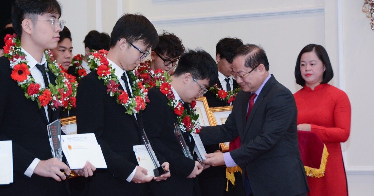 Vinh danh học sinh đoạt giải Olympic và Hội thi Khoa học kỹ thuật 2022