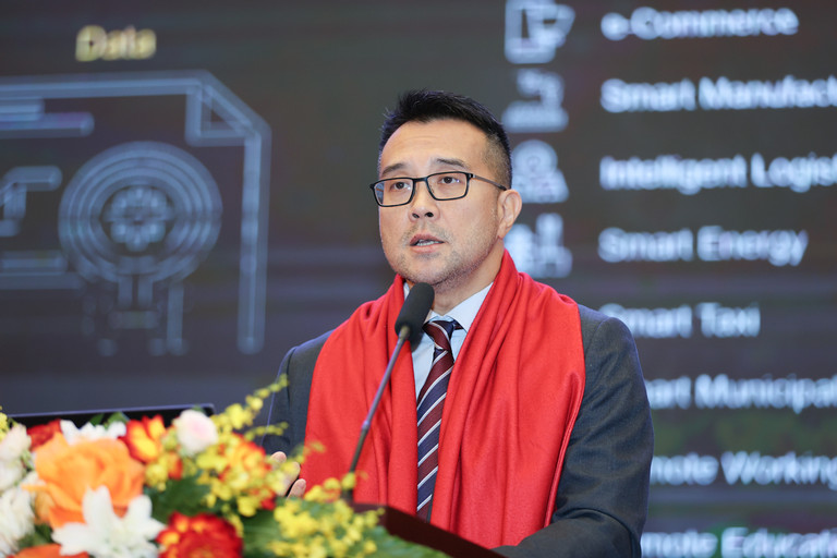 Ông Hidetaka Shiraishi, Giám đốc cấp cao tiếp thị và triển khai 5G trên toàn cầu của Huawei Technologies, chia sẻ tại tọa đàm.