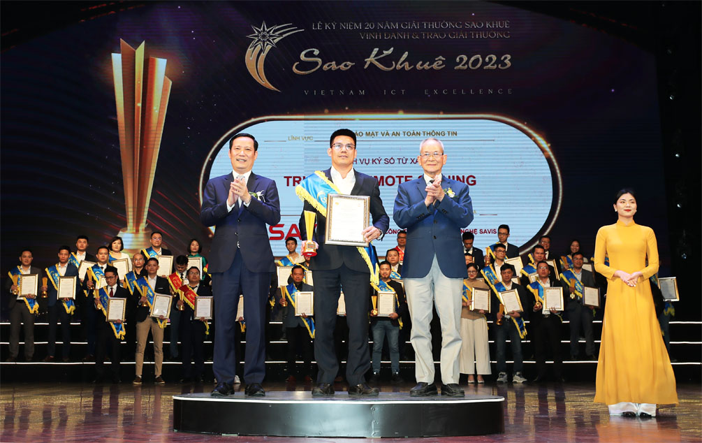 Ông Phạm Văn Đức – Tổng Giám đốc Công ty CP SAVIS đại diện công ty nhận giải thưởng