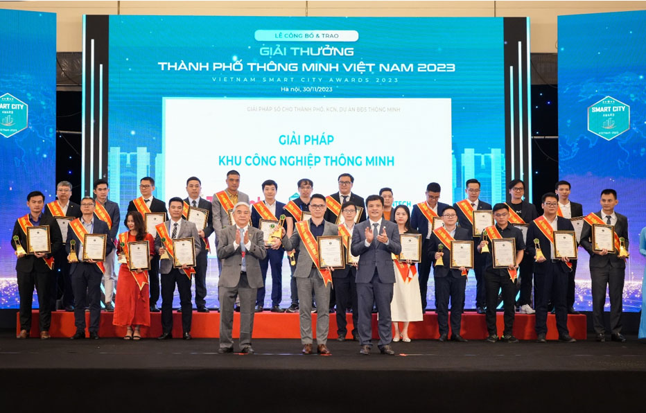 Đại diện TNTech nhận giải thưởng “Thành phố thông minh 2023”.