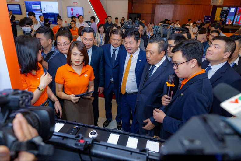 Lãnh đạo Bộ Nội vụ, Bộ Thông tin và Truyền thông cùng lãnh đạo Ủy ban Nhân dân thành phố Hà Nội tham quan gian hàng FPT tại sự kiện.