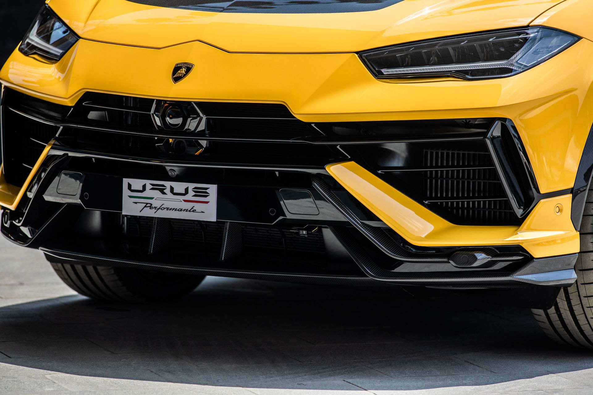can canh Lamborghini Urus Performante 