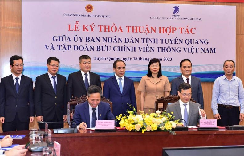 Đại diện lãnh đạo UBND tỉnh Tuyên Quang và Tập đoàn VNPT thực hiện ký kết Thỏa thuận hợp tác về chuyển đổi số
