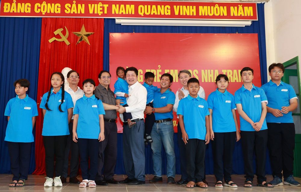 Thủ tướng Chính phủ dự lễ đón nhận trẻ mồ côi do Covid-19 của trường Hy Vọng
