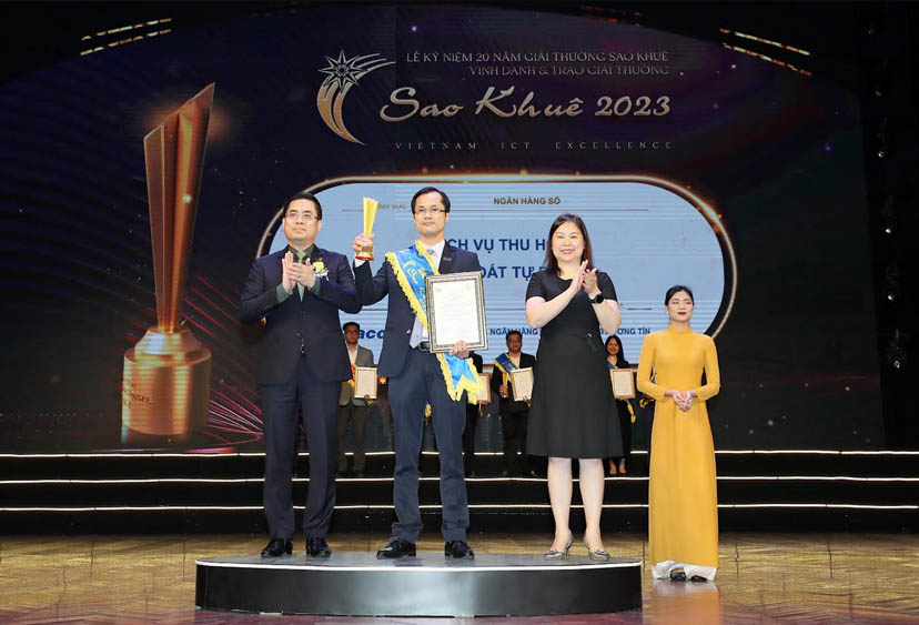 Đại diện Sacombank, ông Trần Minh Hoàng – Giám đốc Trung tâm phát triển sản phẩm Doanh nghiệp nhận giải thưởng Sao Khuê 2023