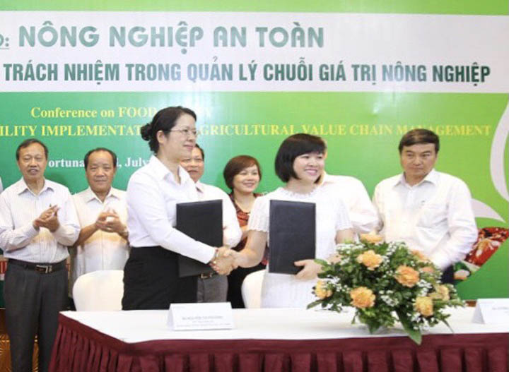 Bà Nguyễn Thị Phượng, Phó Tồng Giám đốc Agribank trong một lễ ký kết đầu tư cho lĩnh vực Nông nghiệp an toàn