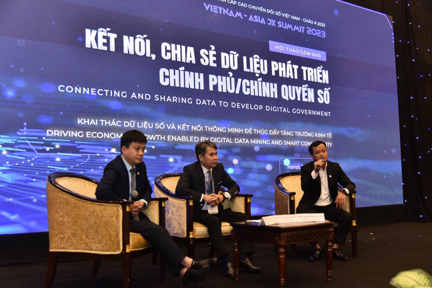 Ông Nguyễn Hùng Sơn - chủ tịch HĐQT FSI (ngoài cùng bên phải) - chia sẻ về thị trường dữ liệu và các giải pháp xử lý dữ liệu tại Việt Nam