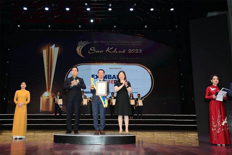 Ông Nguyễn Hướng Minh – Phó Tổng Giám đốc phụ trách Công nghệ thông tin đại diện Eximbank nhận giải thưởng lĩnh vực vực ngân hàng số