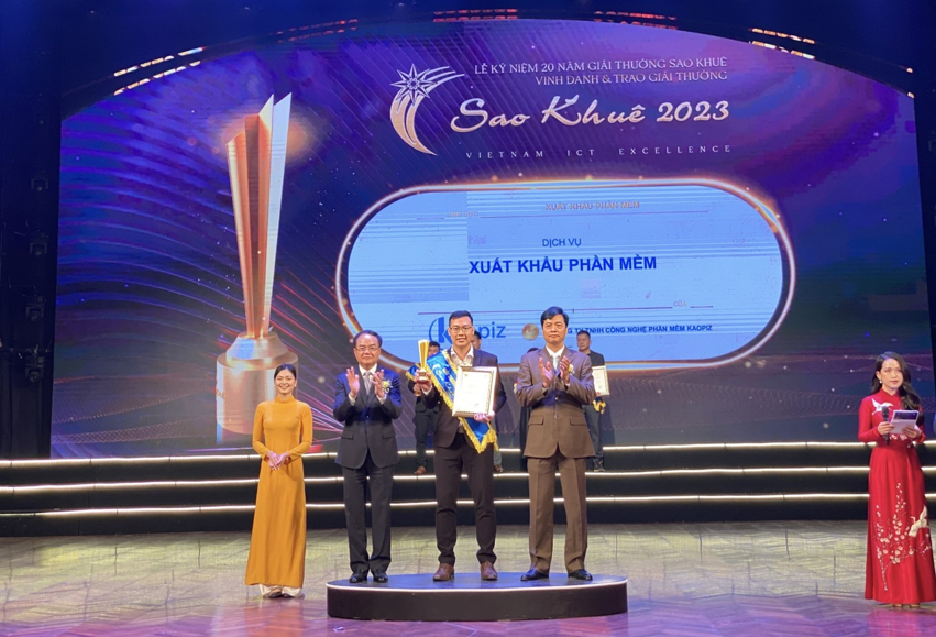 Đại diện Kaopiz nhận cúp vinh danh tại giải thưởng Sao Khuê cho dịch vụ Xuất khẩu phần mềm