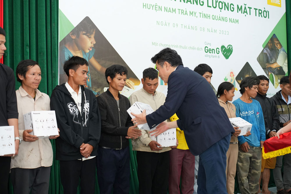 Panasonic tặng đèn năng lượng mặt trời cho hộ nghèo tỉnh Quảng Nam