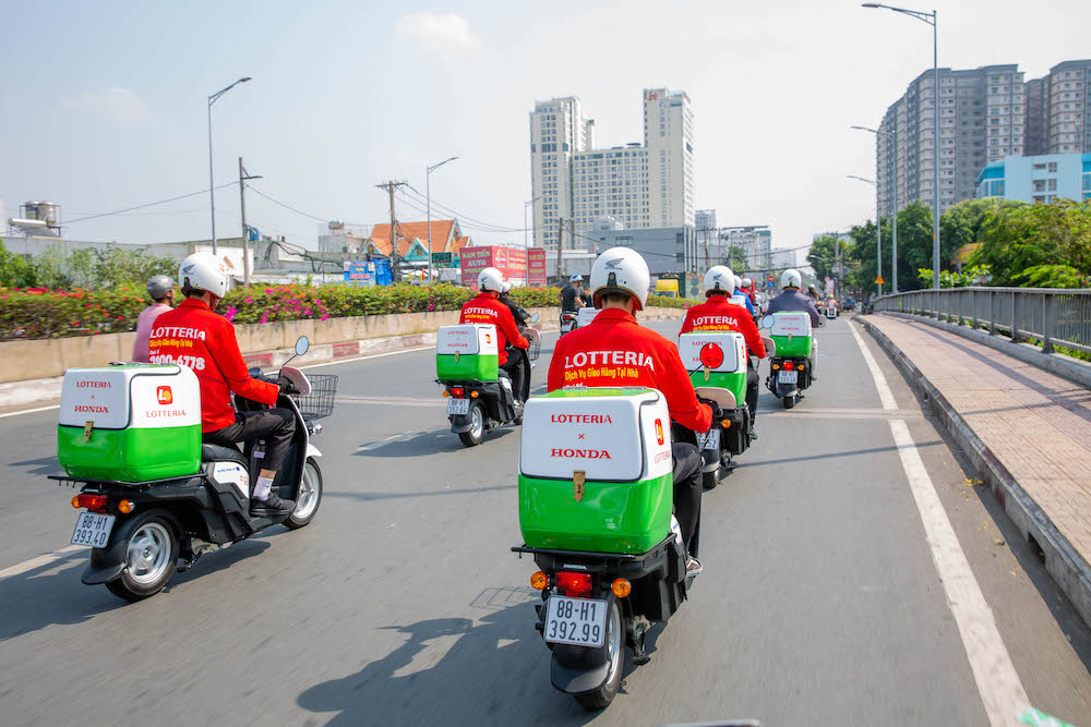 Lotteria Việt Nam giao hàng bằng xe máy điện Honda