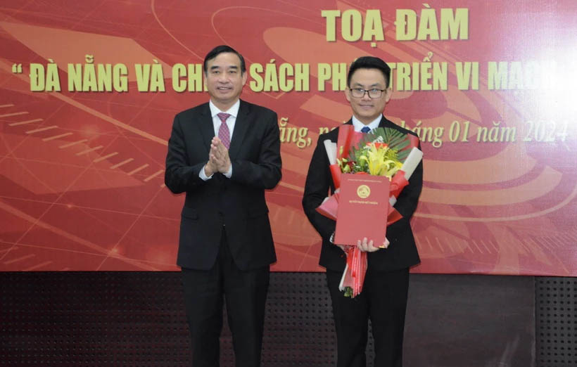Chủ tịch Ủy ban Nhân dân thành phố Đà Nẵng Lê Trung Chinh trao quyết định cho đại diện Trung tâm Nghiên cứu, Đào tạo Thiết kế Vi mạch và Trí tuệ Nhân tạo Đà Nẵng. 