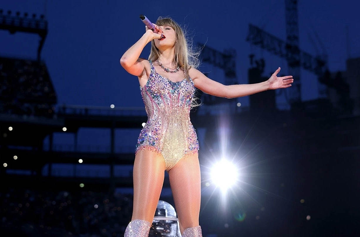Taylor Swift biểu diễn trong concert