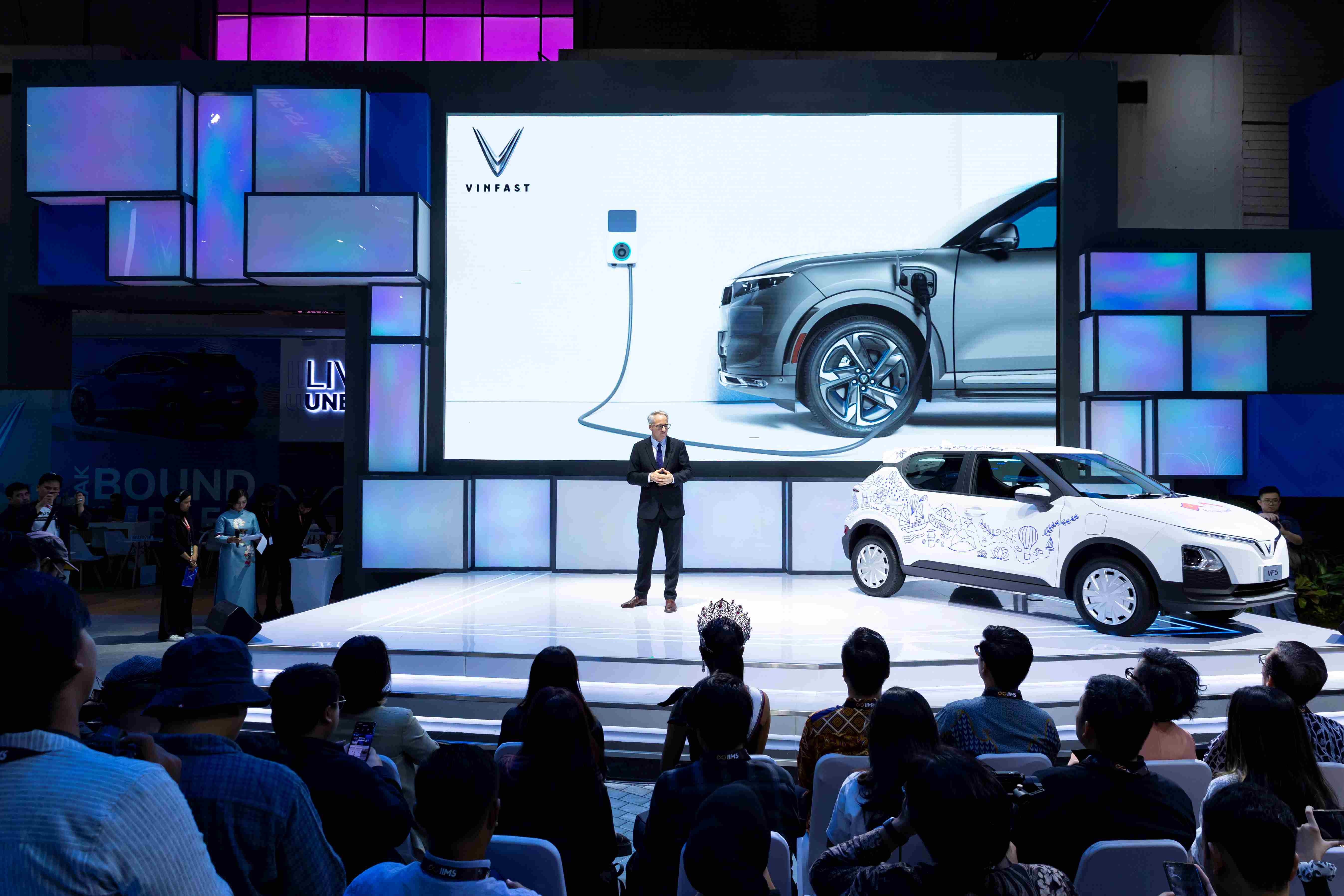 VinFast giới thiệu xe điện tay lái nghịch