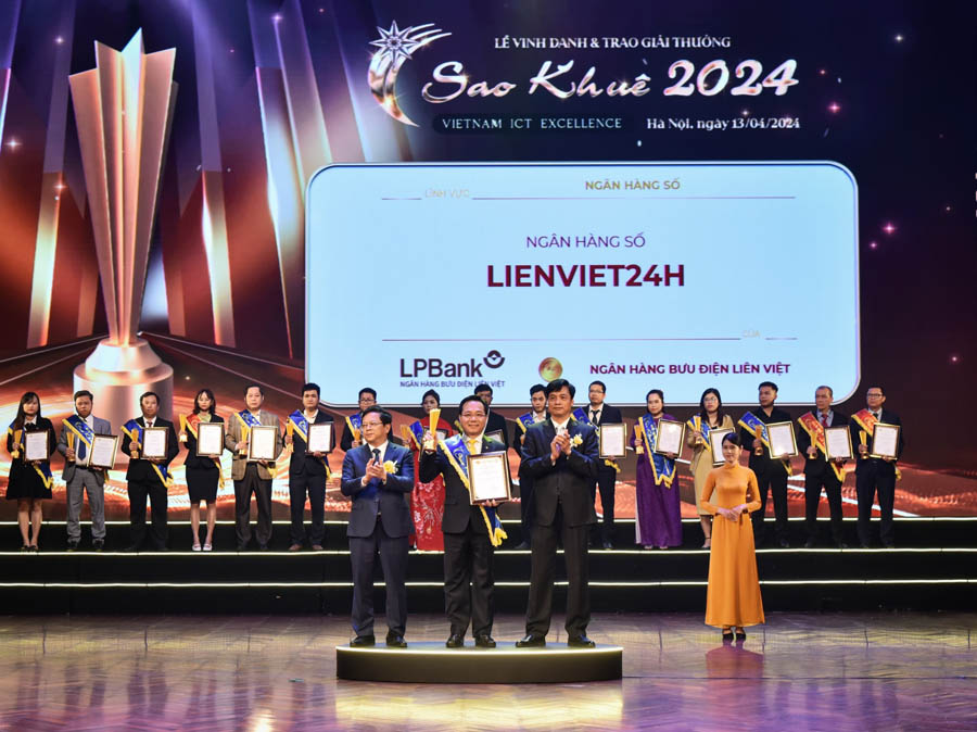 Ông Hoàng Văn Phúc - Phó TGĐ đại diện LPBank nhận giải Sao Khuê 2024