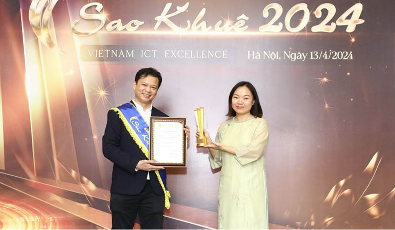 Bà Dương Mai Anh (Giám đốc điều hành Vidiva) và ông Nguyễn Phan Ngữ (Giám đốc điều hành sản phẩm Paykit) tại lễ trao giải thưởng Sao Khuê 2024