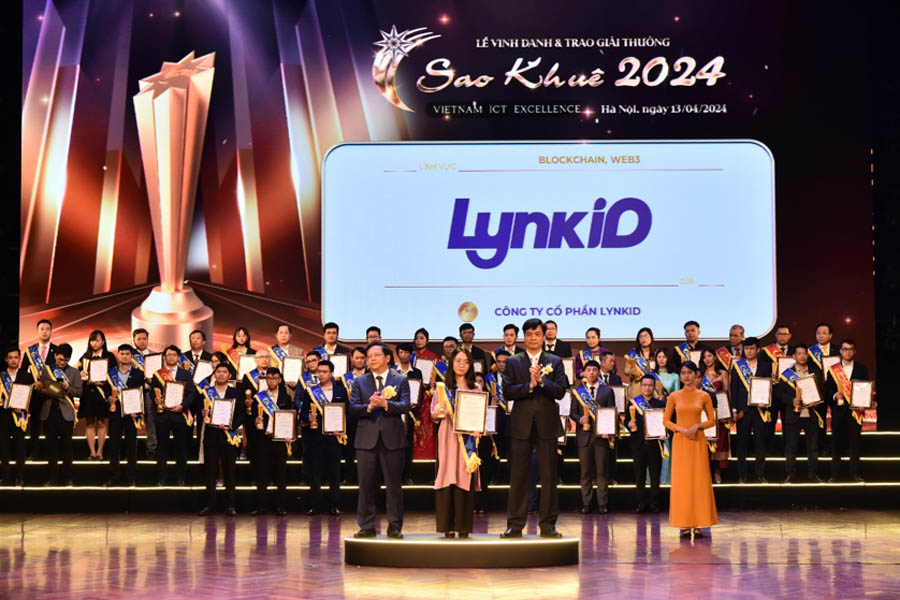 Bà Trần Tố Uyên – Đại diện LynkiD nhận giải thưởng Sao Khuê 2024