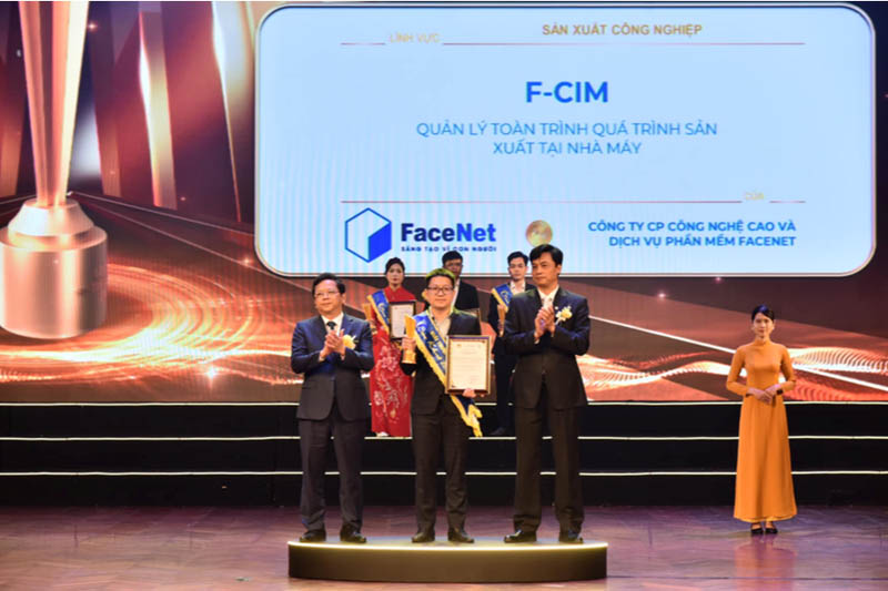Ông Nguyễn Văn Linh - Tổng Giám Đốc Công ty, đại diện Công ty Cổ phần Công nghệ cao và Dịch vụ phần mềm FaceNet lên nhận Giải thưởng Sao Khuê 2024
