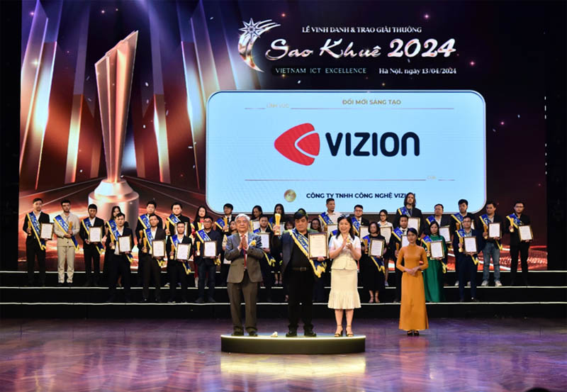 Đại diện Vizion nhận Giải thưởng Sao Khuê 2024