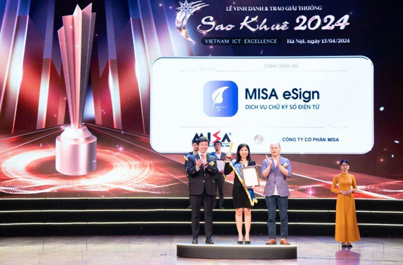 Bà Nguyễn Kiều Anh - Giám đốc Trung tâm Kinh doanh đại diện MISA nhận giải thưởng Sao khuê cho hạng mục Cộng đồng và người dân, lĩnh lực Công dân số.