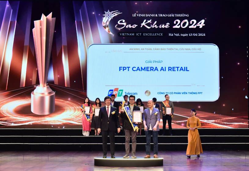 Đại diện FPT Camera AI Retail nhận giải thưởng