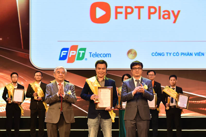 Ông Lê Thanh Bình - Giám đốc Kinh doanh Khu vực Hà Nội - FPT Telecom - Đại diện FPT Play nhận giải tại sự kiện