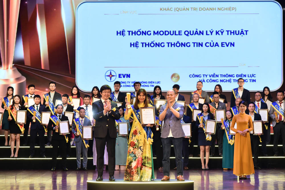 Bà Nguyễn Thị Mỹ Hà lên nhận Giải thưởng Sao Khuê năm 2024 cho sản phẩm "Hệ thống Module Quản lý kỹ thuật hệ thống thông tin của EVN".