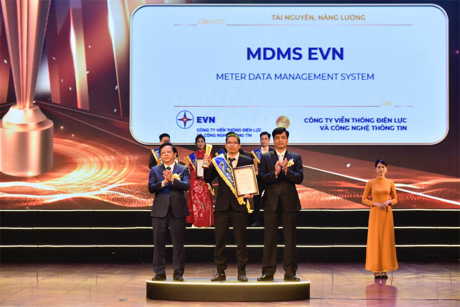 Nguyễn Văn Hà lên nhận Giải thưởng Sao Khuê năm 2024 cho sản phẩm "Hệ thống thông tin Quản lý, thu thập và khai thác dữ liệu đo đếm ranh giới đầu nguồn của EVN (MDMS EVN).