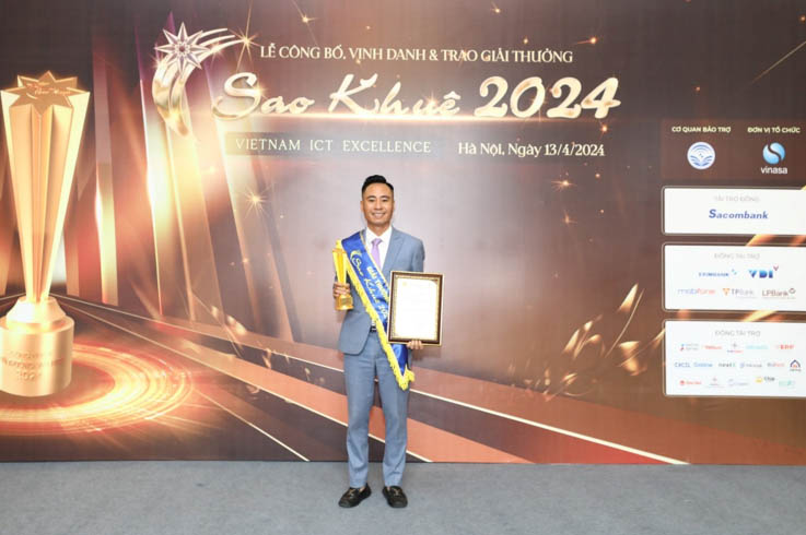 Chủ tịch Hội đồng quản trị kiêm Tổng Giám đốc Nguyễn Đình Hải của EcoIT nhận Giải Sao Khuê
