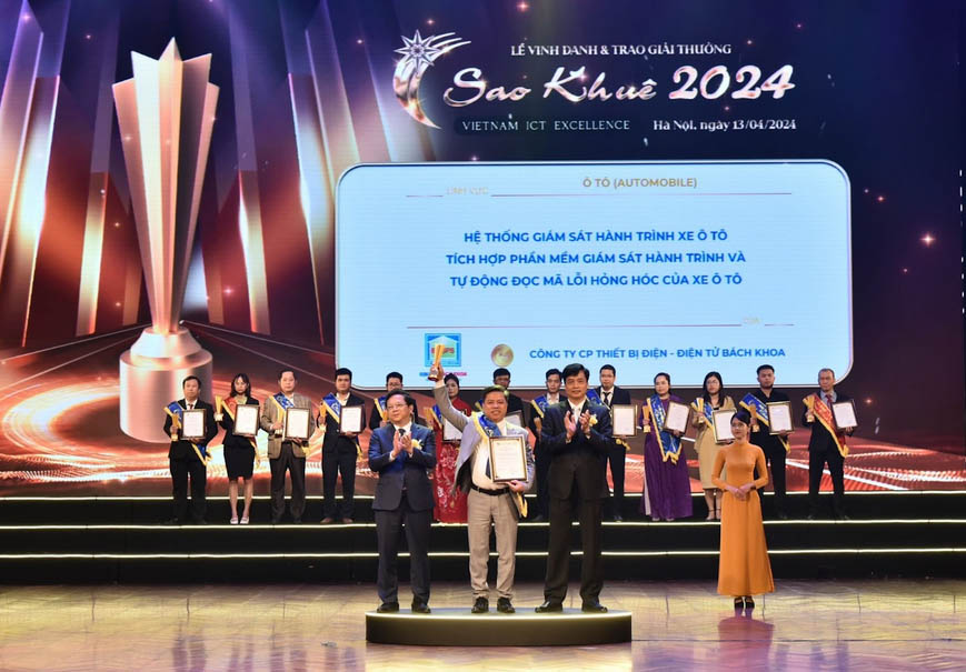 Ông Hà Quang Thành - Chủ tịch HĐQT Công ty CP Thiết bị Điện - Điện tử Bách Khoa nhận cúp và giấy chứng nhận giải thưởng Sao Khuê 2024.  Ảnh: Định Vị Bách Khoa
