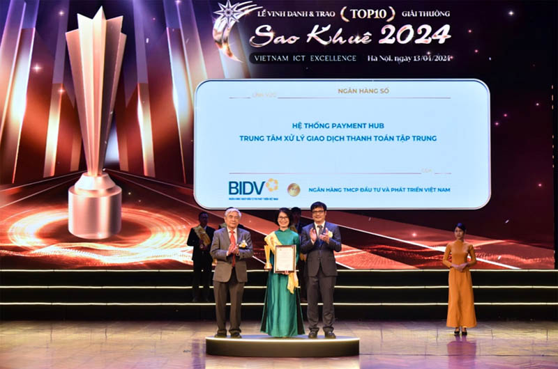 Bà Bùi Lan Anh - Giám đốc Trung tâm Thanh toán đại diện BIDV nhận giải thưởng  TOP 10 Sao Khuê 2024