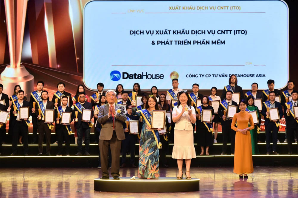 Bà Phan Thị Hồng, Giám đốc Điều hành DataHouse nhận giải Dịch vụ Tư vấn và Phát triển phần mềm xuất sắc tại giải thưởng Sao Khuê 2024