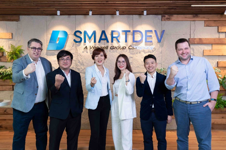 Ông Petr Krasnov CEO Verysell Group (phải), ông Alistair Copeland CEO SmartDev (trái) và ban lãnh đạo SmartDev tại Việt Nam