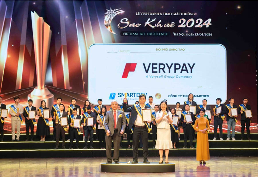 Ông Huỳnh Duy Chương - Trưởng nhóm phát triển sản phẩm VeryPay nhận Sao Khuê 2024