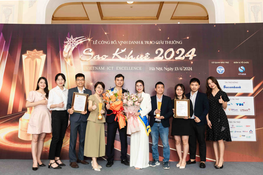Đại diện nhóm SmartDev tại Hà Nội cùng tham gia trong lễ trao giải thưởng Sao Khuê 2024