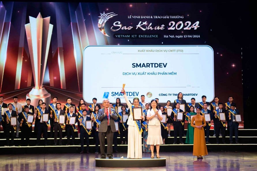 Bà Nguyễn Thị Luận - Tổng Giám Đốc SmartDev nhận giải thưởng Sao Khuê 2024
