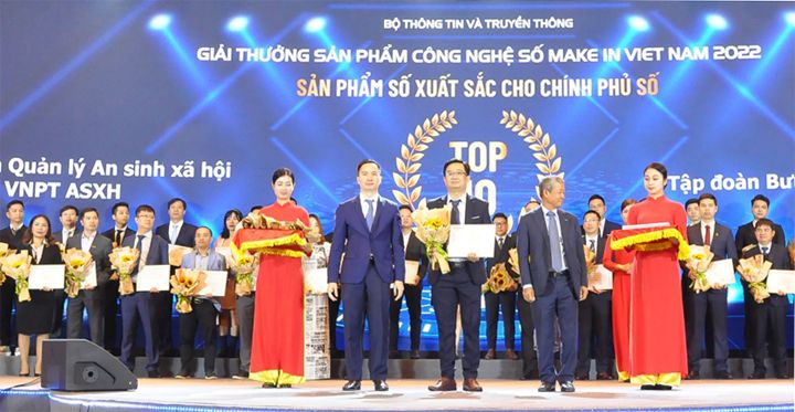 Đại diện VNPT nhận giải thưởng hạng mục Sản phẩm số xuất sắc cho Chính phủ số dành cho giải pháp VNPT ASXH