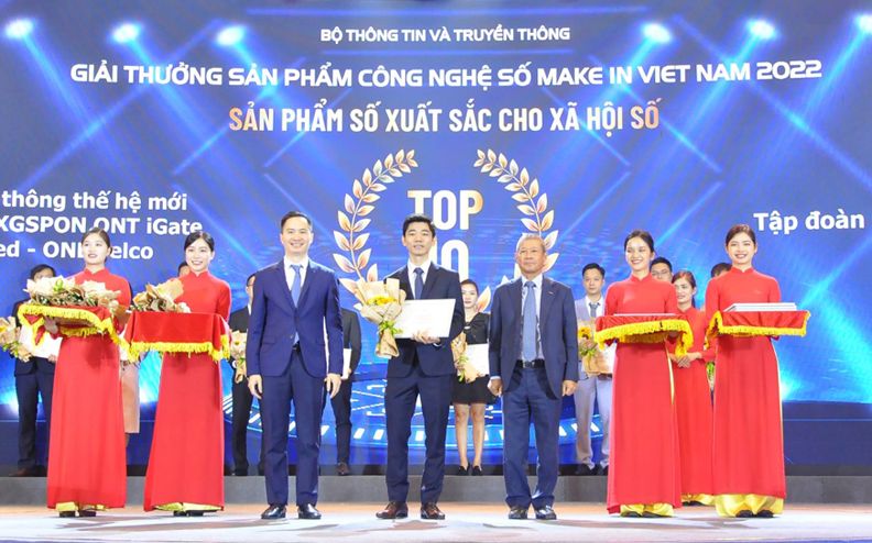 Đại diện VNPT nhận giải thưởng hạng mục Sản phẩm số xuất sắc cho Xã hội số dành cho sản phẩm VNPT iGate