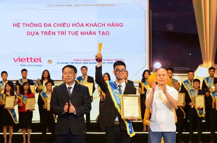 Đại diện nhóm ZDT, đồng chí Bùi Công Thành nhận giải Sao Khuê 2022