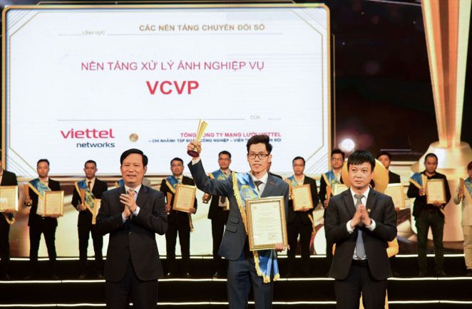 Cúp Sao Khuê 2022 dành cho VCVP (VTNet Computer Vision Platform) được nhận bởi Đ/c Nho Minh Tú - TT Chuyển đổi số
