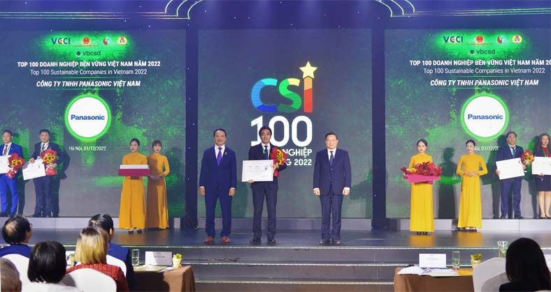 Đại diện Panasonic Việt Nam tại lễ vinh danh Top 100 Doanh nghiệp Bền vững năm 2022