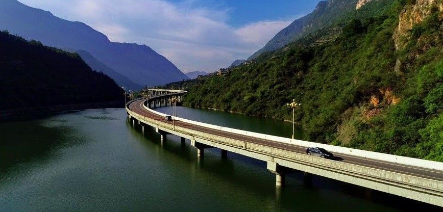 Kỳ quan mới: Xa lộ chạy trên sông ở Trung Quốc