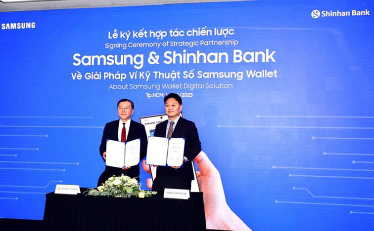 Samsung ký ghi nhớ hợp tác ngân hàng Shinhan Việt Nam