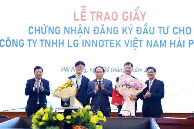 Lãnh đạo TP.Hải Phòng Nguyễn Văn Tùng trao GIấy chứng nhận đầu tư và hoa cho đại diện LG Innotek, Hàn Quốc