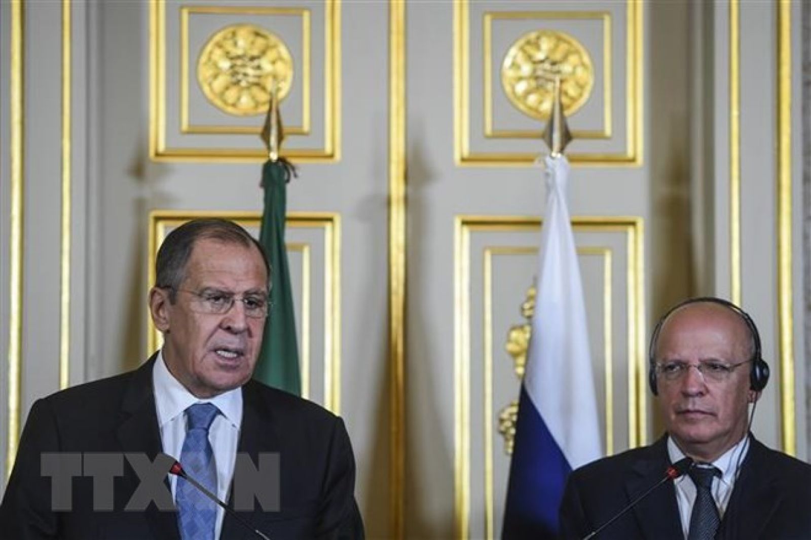Ngoại trưởng Bồ Đào Nha Augusto Santos Silva (phải) và Ngoại trưởng Nga Sergei Lavrov trong cuộc họp báo chung tại Lisbon, Bồ Đào Nha ngày 24/11/2018. (Ảnh: AFP/TTXVN)