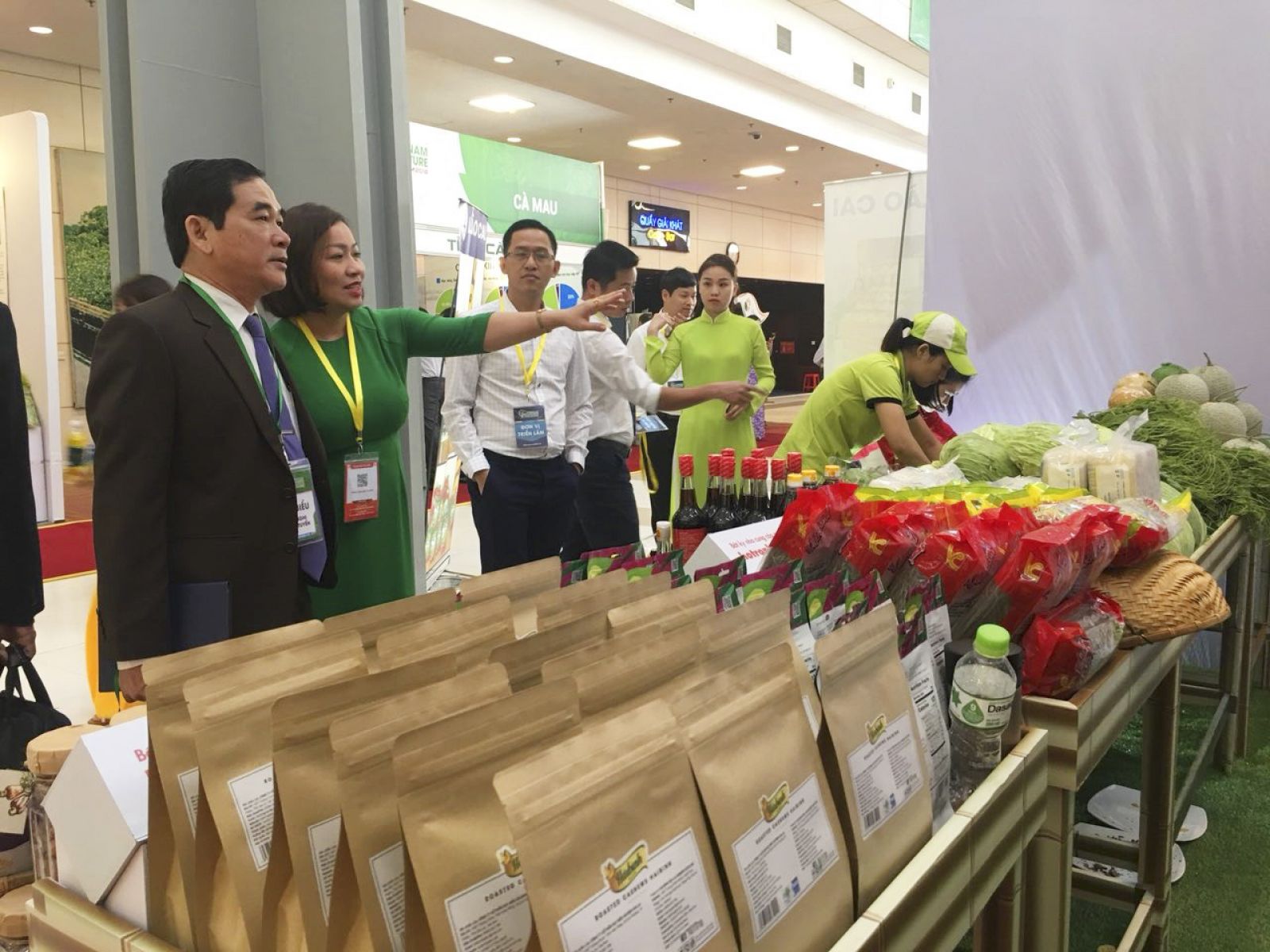 Gian hàng Big C và Central Group Việt Nam tại Hội nghị trực tuyến và Triển lãm quốc gia tổng kết 10 năm thực hiện Nghị quyết Trung ương 7 khóa X về nông nghiệp, nông dân và nông thôn