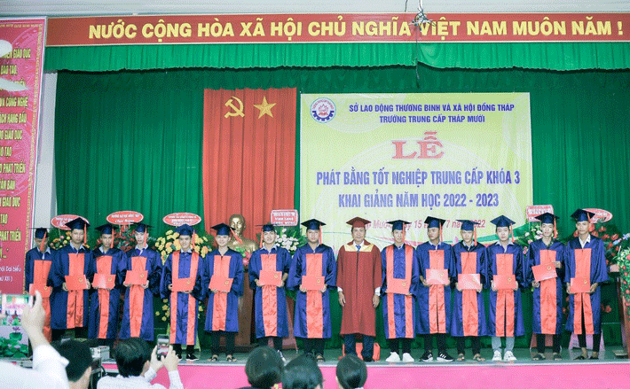 Lễ khai giảng và trao bằng tốt nghiệp